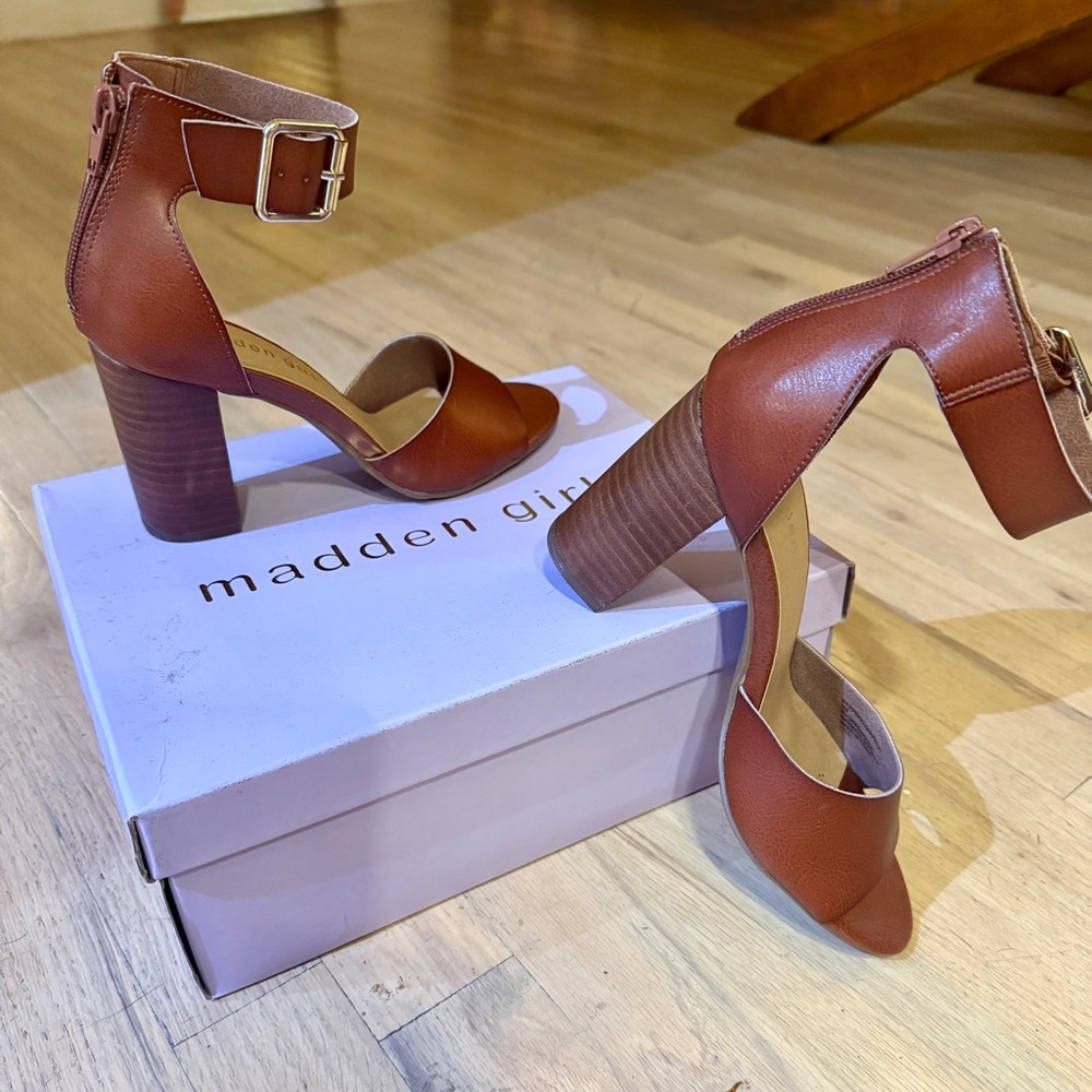 Madden Girl Harperr Women's Congnac Sandals